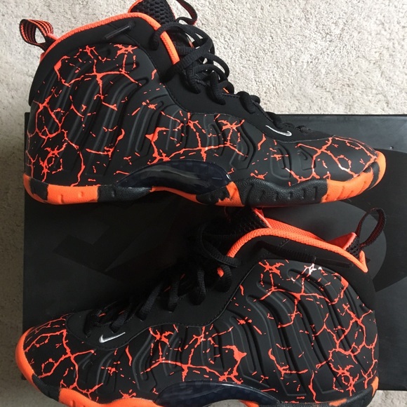 🔴🔴SOLD🔴🔴Nike foamposite one lava gs size 7 - Picture 2 of 5